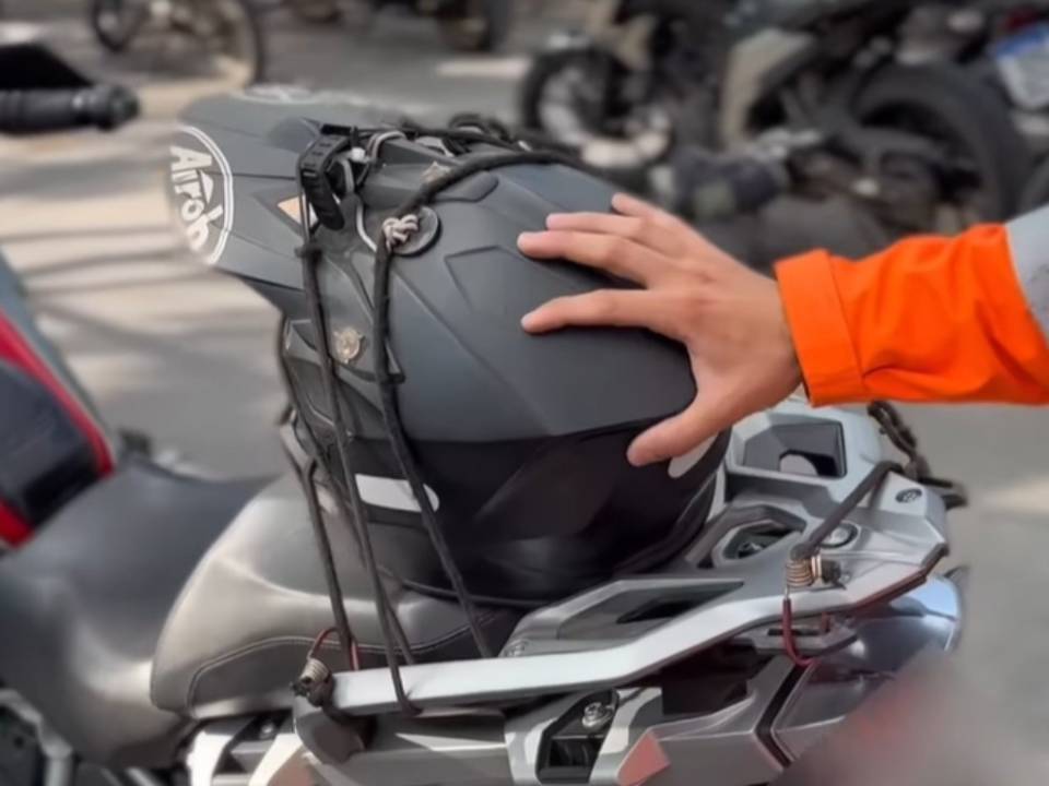 Maneira correta de carregar capacete na moto