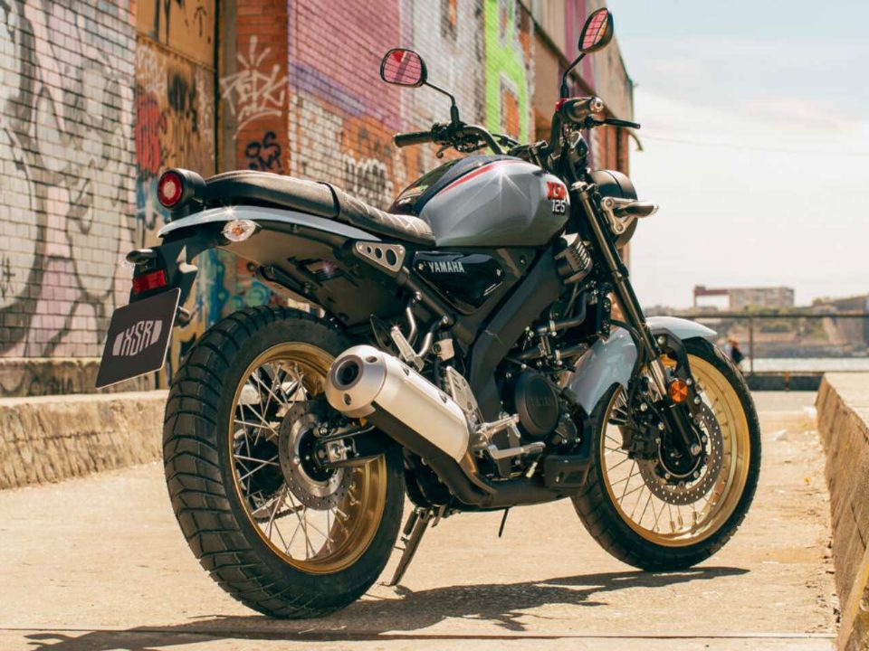 Yamaha XSR125 Legacy 2025 - 3/4 traseira