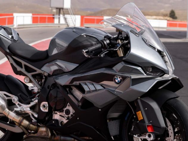 BMW S 1000 RR 2026 oficialmente lançada no Brasil por R$ 139.900