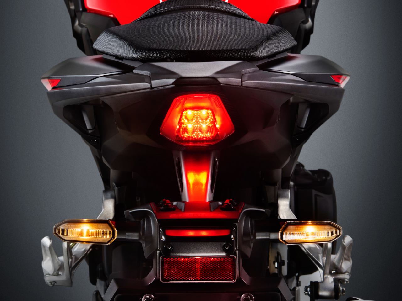 Honda�CB500 Hornet 2026 - traseira