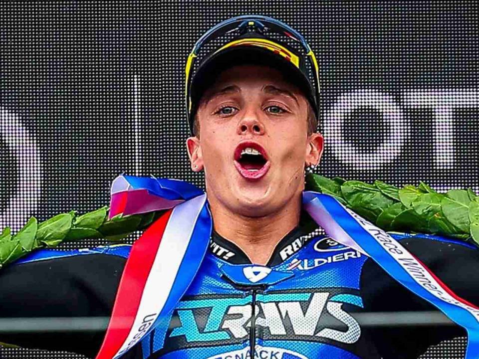 Diogo Moreira celebra vitória em Assen 2025, no GP da Holanda, na Moto2