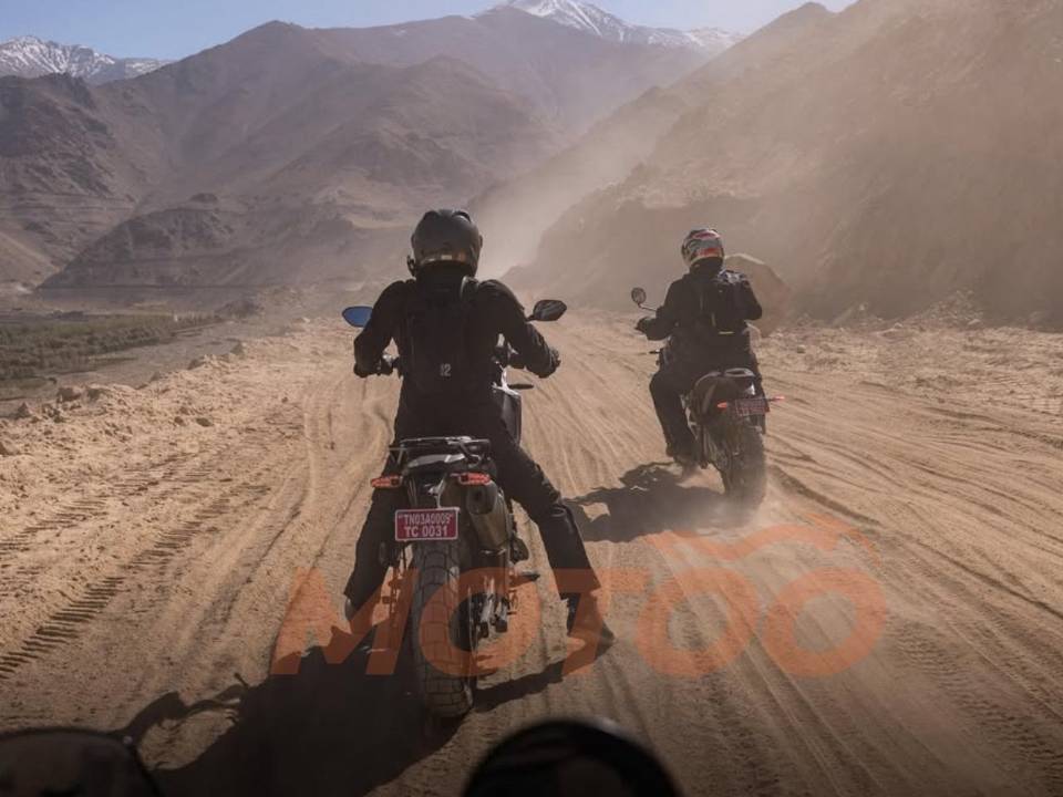 Novas aventureiras da Royal Enfield em teste