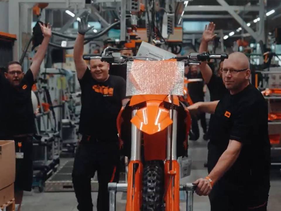 BMW retoma produção na Áustria