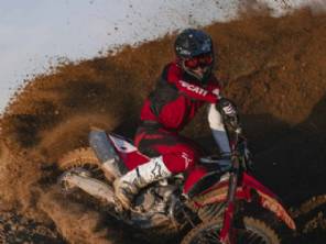 Ducati Desmo450 MX Factory 2026 � lan�ada focada em competi��es