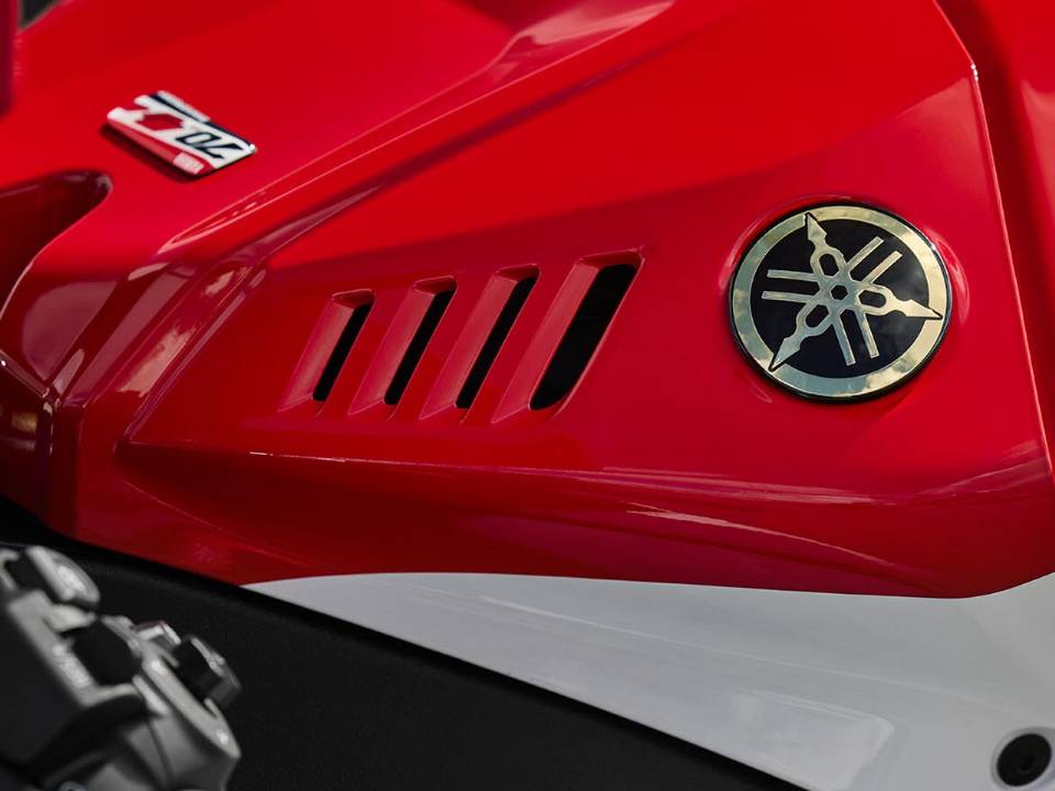 Detalhe do logo Yamaha edição especial de 70 anos