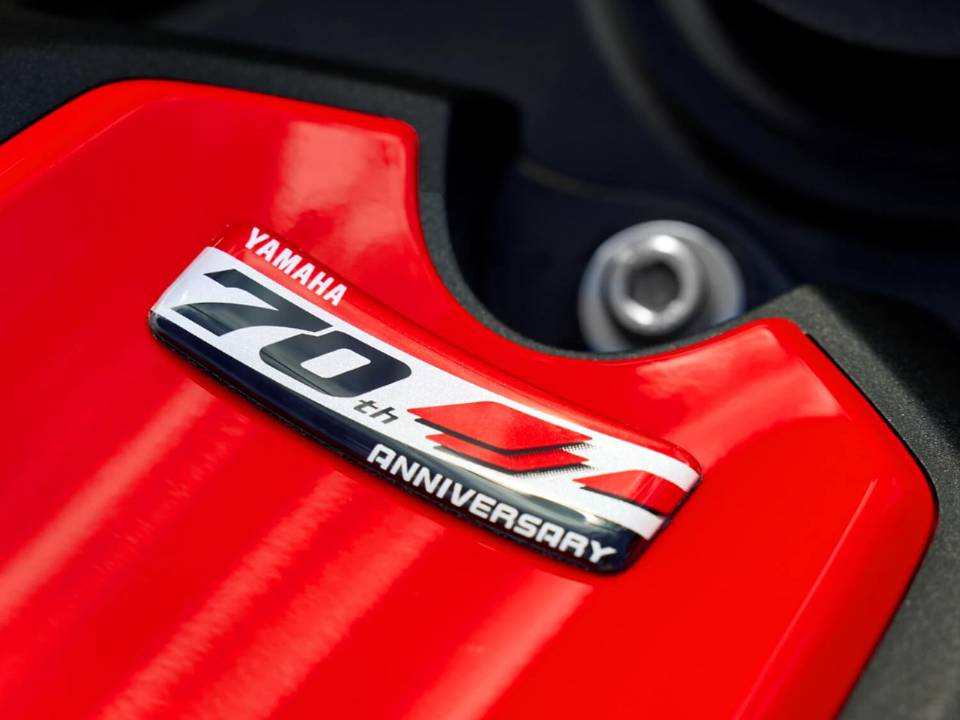 Detalhe do tanque - Yamaha edição especial de 70 anos