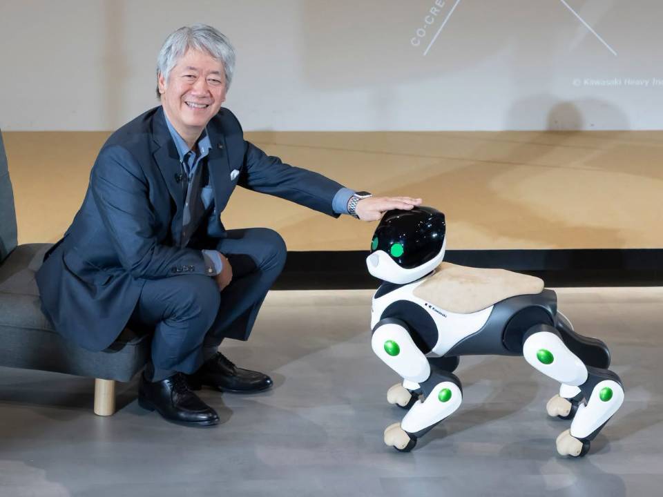 Kawasaki Home LEO e o presidente da Kawasaki Heavy Industries, Yasuhiko Hashimoto