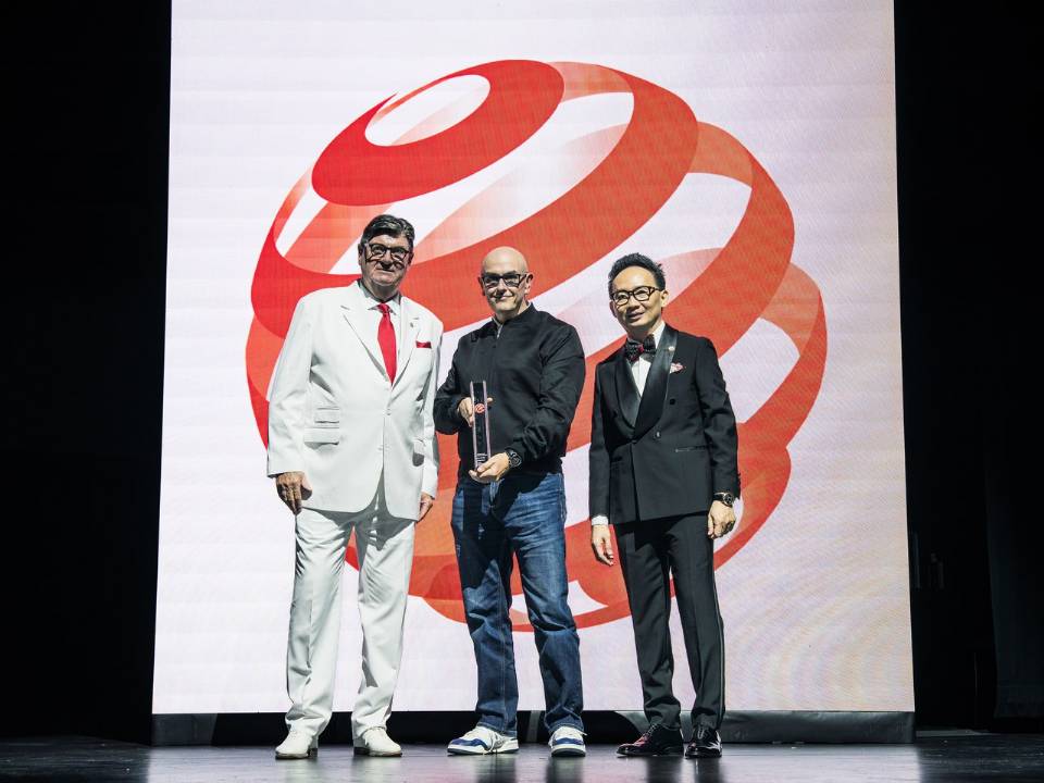 Professor Dr. Peter Zec, fundador e CEO da Red Dot; Simon Skinner, chefe de design da Norton Motorcycles; Ken Koo, presid