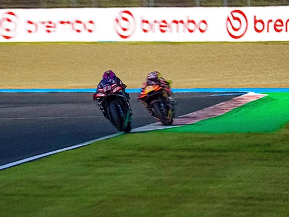 Martín e Bastianini ultrapassam o limite de pista