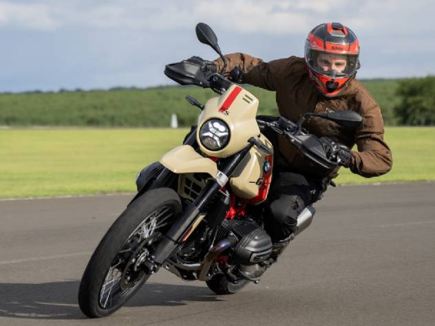 Como � andar na nova aventureira BMW retr� de mais de R$ 100 mil