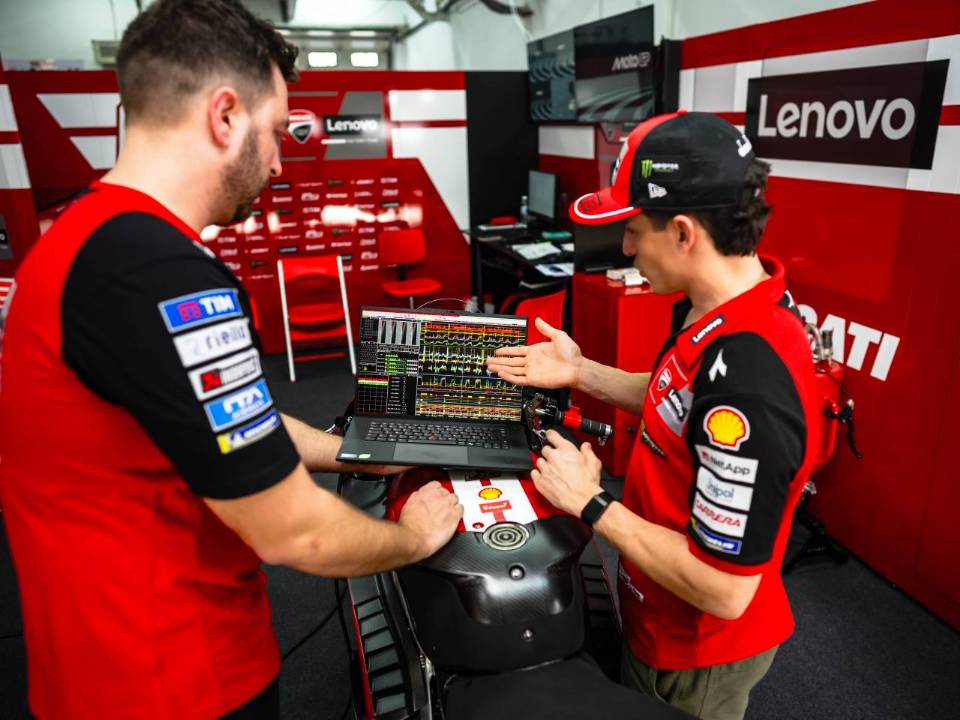 Ducati trabalha em chatbot para ser companheiro de equipe de Marc Márquez (à dir.)