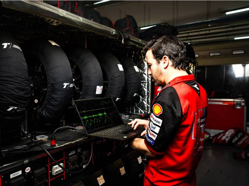Como a Ducati usa IA para prever falhas e ganhar milésimos de segundos na MotoGP