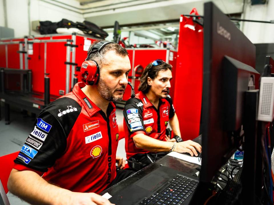 Para o engenheiro da Ducati Corse, Nicolò Mancinelli (à esq.), a IA ajuda a extrair padrões e indicadores dos dados, 