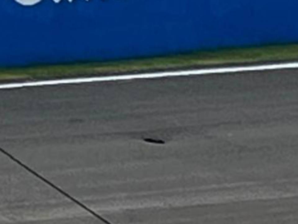 Buraco apareceu na pista durante MotoGP no Brasil, em Goiânia