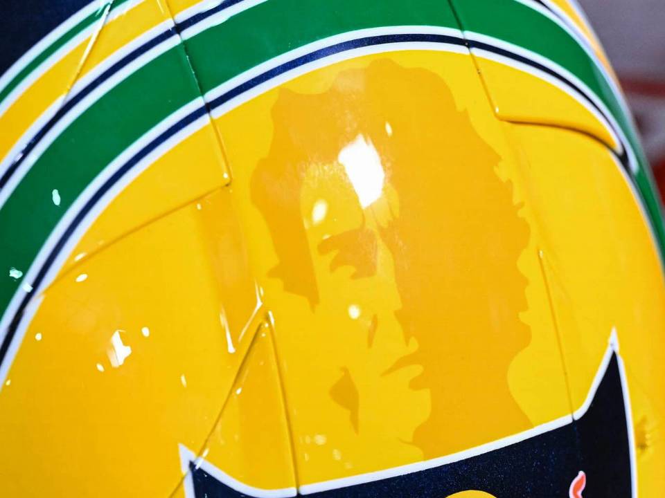 Diogo Moreira mostra capacete em homenagem a Ayrton Senna - MOTOO