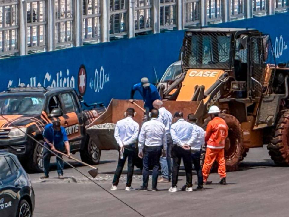 Equipe de trabalho fazendo reparo do asfalto em Goiânia, no GP Brasil