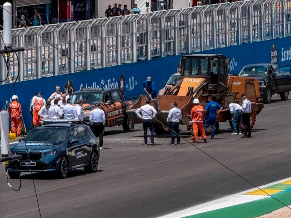 Reparo da pista durante a MotoGP no Brasil