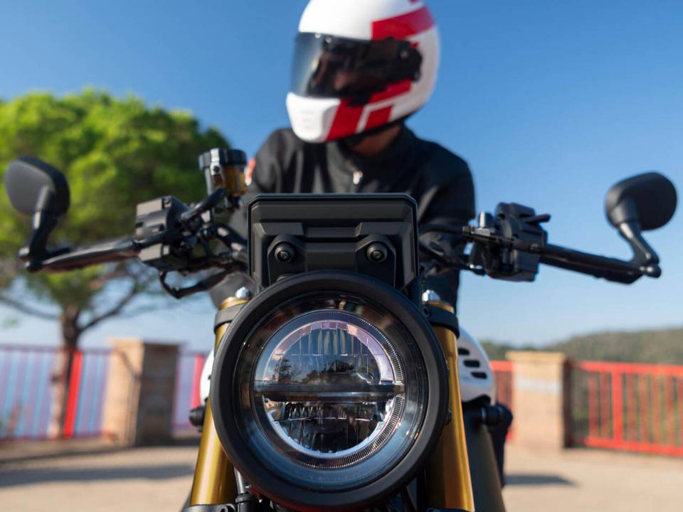 Yamaha XSR900 2025