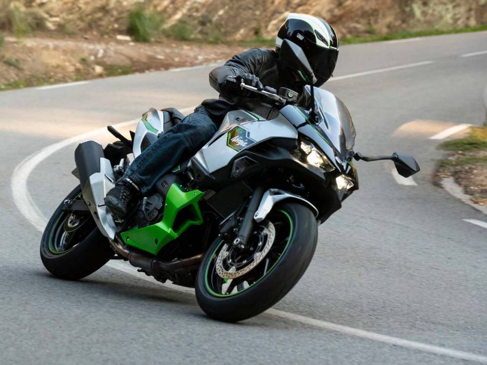 Kawasaki atualiza seus modelos híbridos esportivos 'atendendo