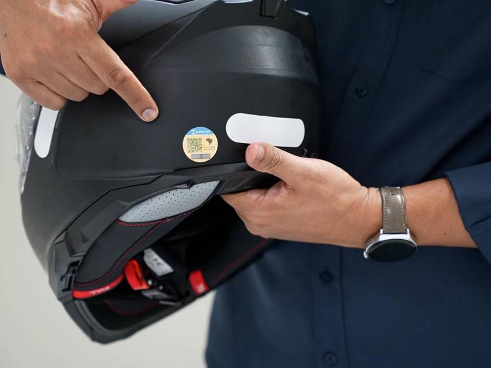 Inmetro: novo selo com QR Code em capacetes