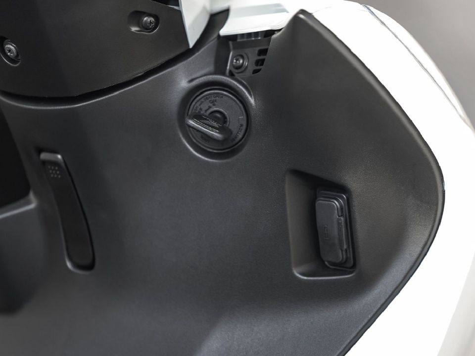 Honda�Biz 125 2027 - escapamentos