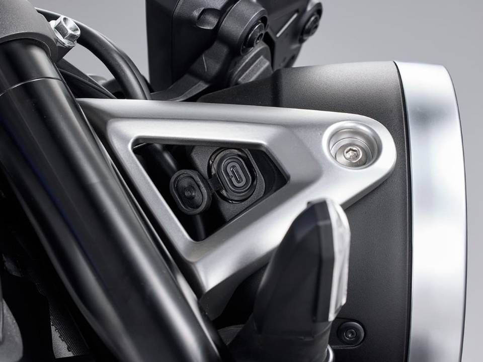 Honda CB400 Super Four E-Clutch 2026 - Detalhe da entrada USB-C