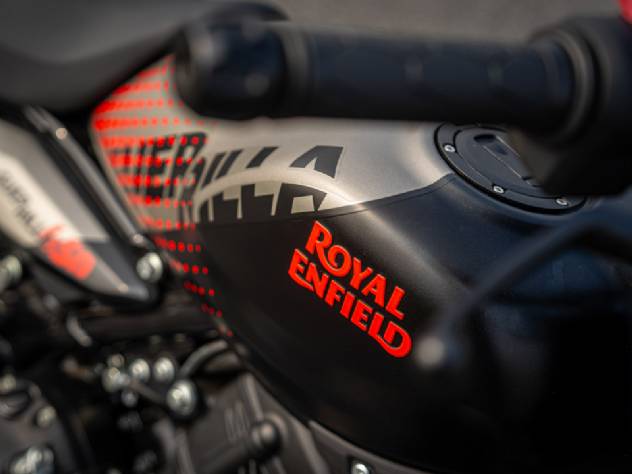 Royal Enfield Guerrilla 450 Apex chega ao Brasil por R$ 30.490; detalhes e fotos