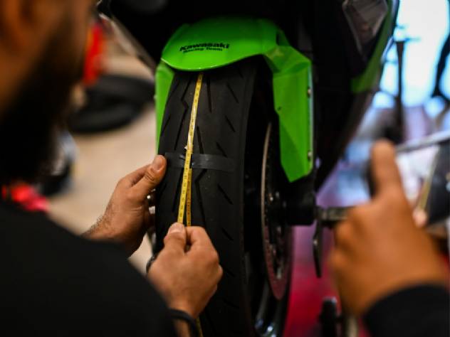 Como nasce um pneu de moto: um dia nos testes da Pirelli