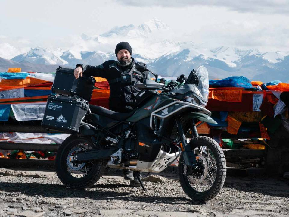 Arthur Caldeira em expedi��o na China com a 1000MT-X